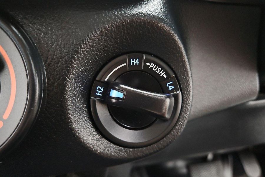 2020 Toyota Hilux SR Auto 4x4 Photo 29