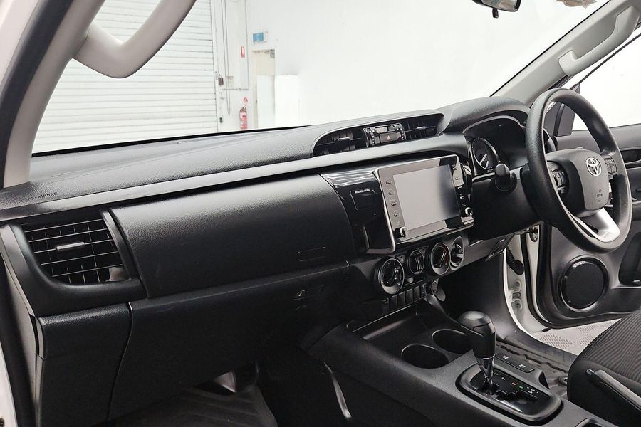 2020 Toyota Hilux SR Auto 4x4 Photo 26