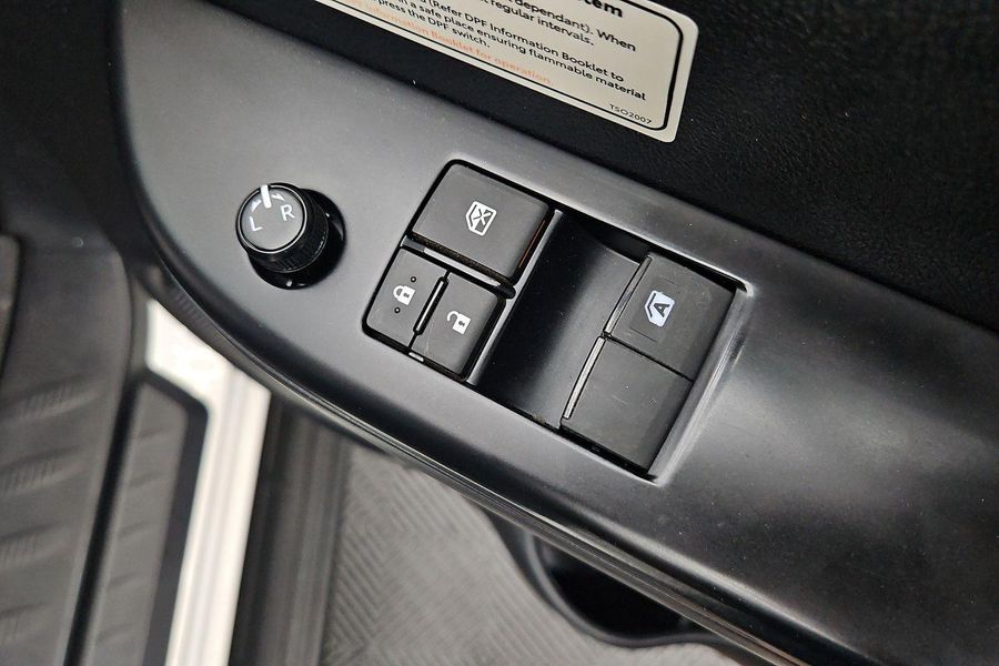 2020 Toyota Hilux SR Auto 4x4 Photo 37
