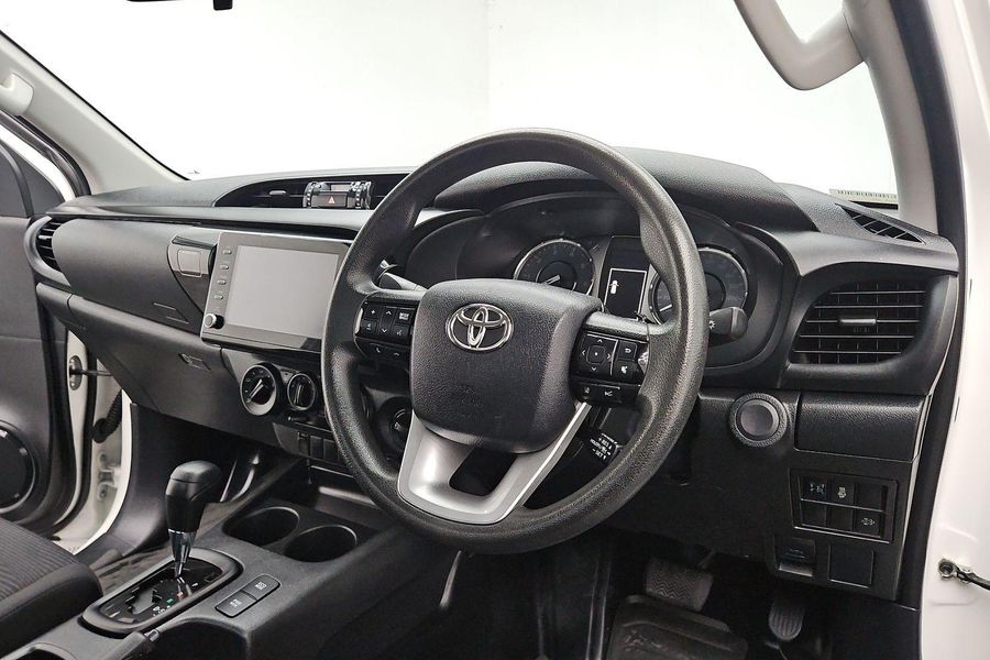 2020 Toyota Hilux SR Auto 4x4 Photo 14