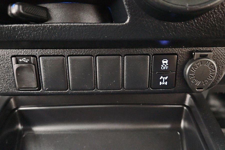 2020 Toyota Hilux SR Auto 4x4 Photo 31