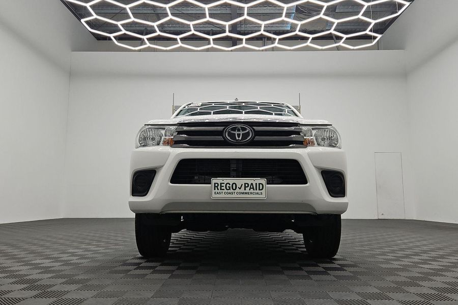 2020 Toyota Hilux SR Auto 4x4 Photo 3