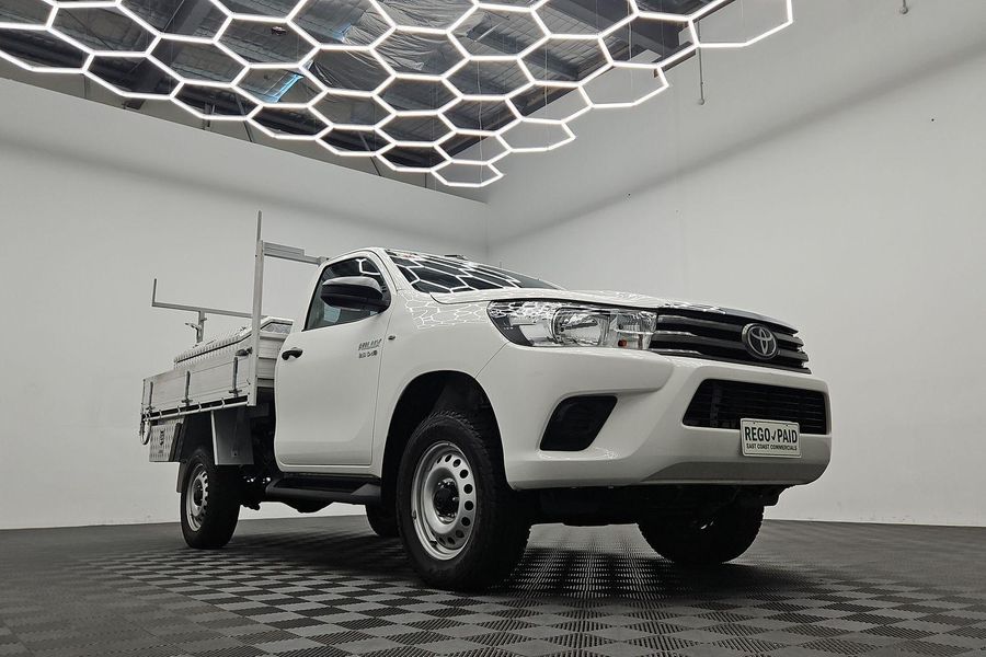 2020 Toyota Hilux SR Auto 4x4 Photo 2