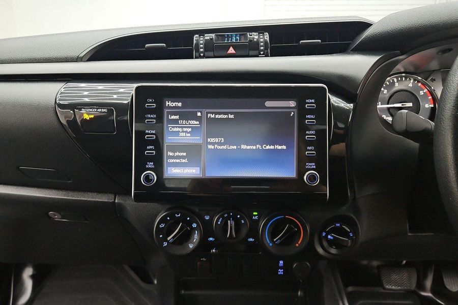 2020 Toyota Hilux SR Auto 4x4 Photo 28